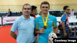 Қазақстандық велотрекші Артем Захаров (оң жақта) пен оның бапкері Эрве Дагорне.