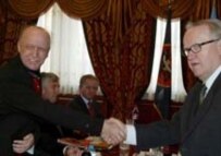 UN final status negotiator Martti Ahtisaari (right) meeting with President Rugova in November (epa)