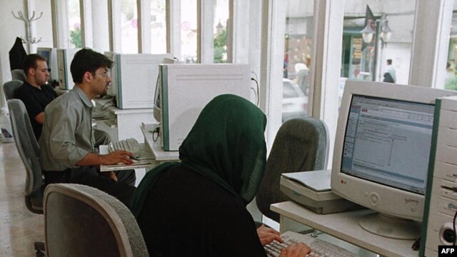 An Internet cafe in Tehran (file photo)