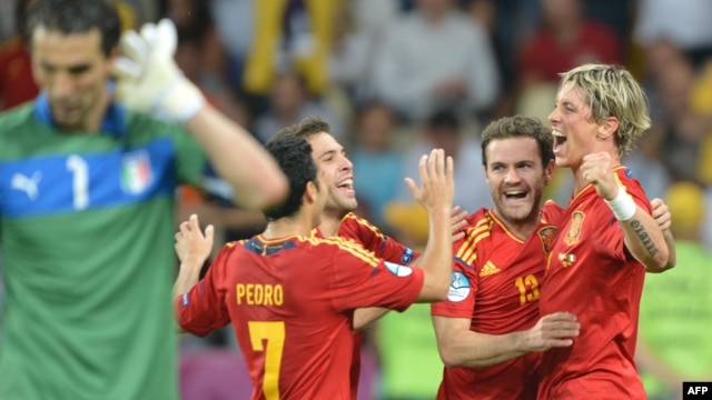 Spanish forward Fernando Torres (right) and teammates celebrate after winning the Euro 2012 football final 4-0 against Italy in Kyiv.