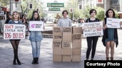 Перформанс против бытового насилия, организованный феминистской группой«КазФем». Алматы, 16 апреля 2016 года.