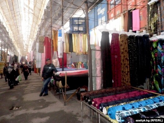 The Turatali market in Kara-Suu, the biggest bazaar in Central Asia, is popular with Chinese traders, making Kyrgyzstan a main re-export hub for Chinese goods. 
