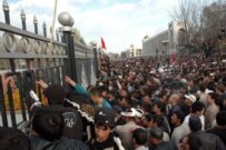 Antigovernment protests in Bishkek in November 2006 (RFE/RL)