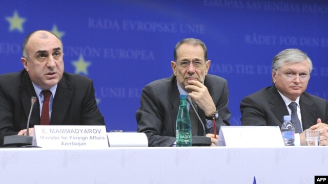 Azerbaijani Foreign Minister Elmar Mammadyarov, EU foreign-policy chief Javier Solana, and Armenian Foreign Minister Eduard Nalbandian (left to right) at EU headquarters on December 9