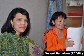 TV journalists Saodat Omonova (left) and Malohat Eshonqulova in Tashkent in April 2011
