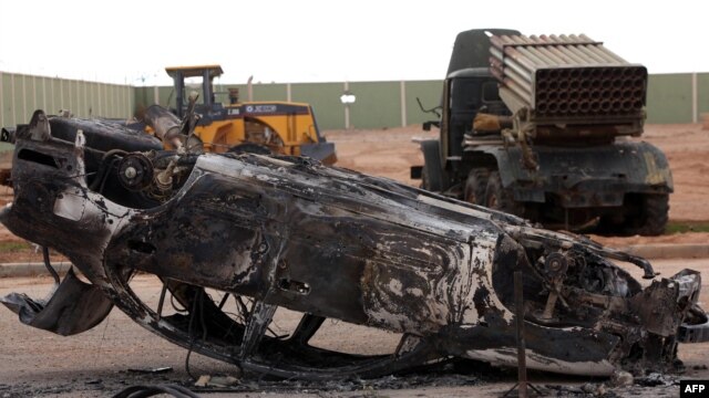 Vozilo uništeno u sukobima u Bani Walidu, 2012.