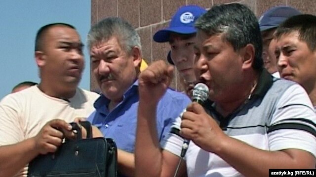 Embattled Osh Mayor Melis Myrzakmatov (right) addresses his supporters during in a rally in central Osh (file photo).