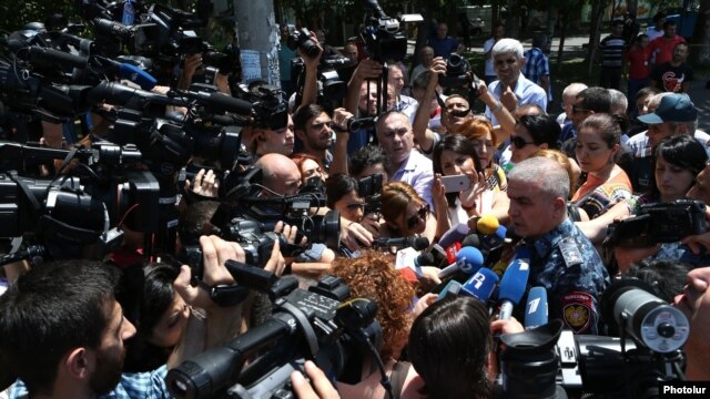 Первый заместитель главы полиции Армении Унан Погосян общается с журналистами возле захваченного полицейского участка. 18 июля