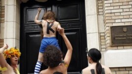 Aktivistkinje Femen-a protestuju u Parizu protiv prostitucije za koju vjeruju da će "procvjetati" tokom Evropskog šampionata