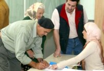 An elderly couple votes in Sarajevo on October 1 (epa)
