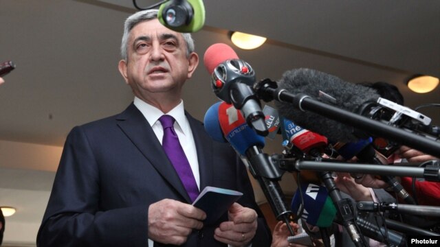 Президент Армении Серж Саргсян беседует с журналистами после голосования, Ереван, 5 мая 2013 г.