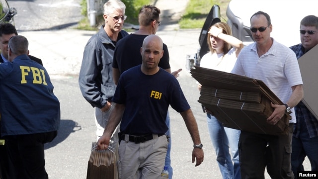 FBI investigators remove evidence from the former home of Pakistani-American Faisal Shahzad, who was sentenced to life imprisonment for terror offenses in 2010. (file photo)