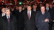 Ձախից աջ՝ Արամ Սարգսյանը, Ստեփան Դեմիրճյանը, Լեւոն Տեր-Պետրոսյանը ՀԱԿ-ի երթի ժամանակ, արխիվ