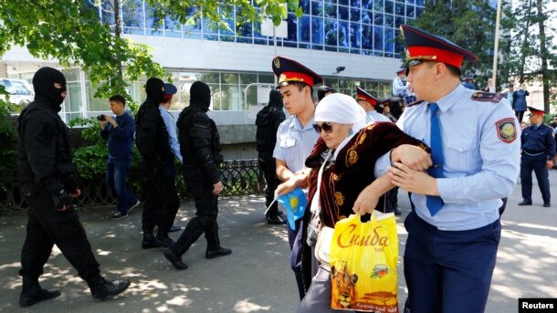 Полиция қарт адамды ұстап әкетіп барады. Алматы, 21 мамыр 2016 жыл. (Көрнекі сурет)