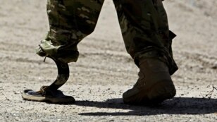 Афганістан, Кабул – Cолдат Міжнародних сил сприяння безпеці з протезом замість ноги після церемонії передачі контролю над безпекою в країні від міжнародної коаліції афганським силовикам