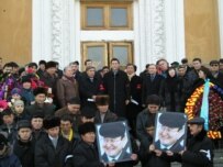 Supporters gather at Sarsenbaev's funeral on 15 February (RFE/RL)