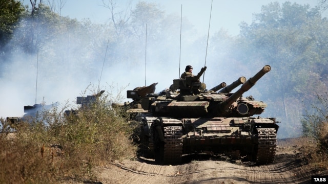 Украинаның Луганск облысындағы ресейшіл сепаратистер майдан шебінен танкілерді әкетіп барады. 2015 жылдың қазаны.