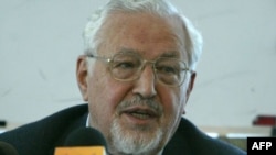 The head of the outlawed Iran Freedom Movement, Ebrahim Yazdi, holds a press conference in Tehran in 2005.