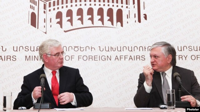 Armenia -- OSCE Chair-in-Office and Minister of Foreign Affairs of Ireland Eamon Gilmore (L) and Minister of Foreign Affairs of Armenia Edward Nalbandian at a press conference in Yerevan, 12Jun2012