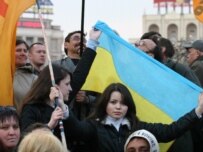 Pro-Yushchenko demonstrators in Kyiv on April 3 (RFE/RL)