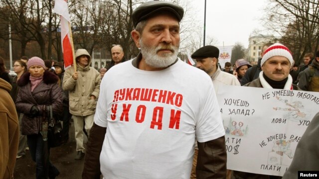 Բելառուս - Յուրի Ռյաբցովը կրում է շապիկ «Լուկաշենկո, հեռացի՜ր» գրությամբ, Մինսկ, 3-ը նոյեմբերի, 2013թ.