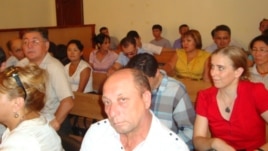 Владимир Козлов, Серік Сапарғали және Ақжанат Әминовтің сотындағы бақылаушылар. Ақтау, 16 тамыз 2012 жыл.