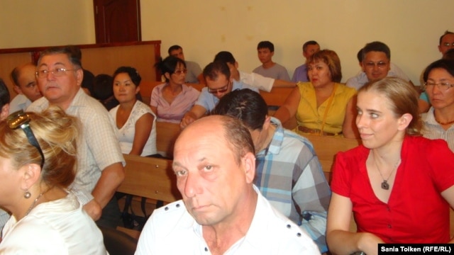 Владимир Козлов, Серік Сапарғали және Ақжанат Әминовтің сотындағы бақылаушылар. Ақтау, 16 тамыз 2012 жыл.