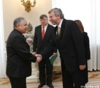Belarusian united opposition candidate Alyaksandr Milinkevich met with Polish President Lech Kaczynski in Warsaw on January 25 (RFE/RL)