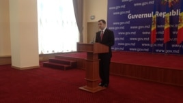 Vlad Filat, făcând anunţul la Guvern