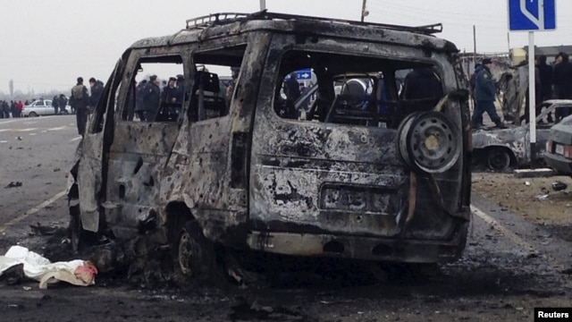Автомобиль на месте взрыва, прогремевшего рядом с дагестанским селом Джемикент. 15 февраля 2016 года.