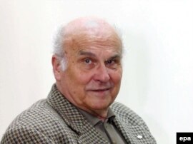 Варшава -- Атактуу поляк жазуучусу жана улуттук журналистиканын атасы Рышард Капушински. 2003-жылы тартылган сүрөт.