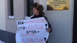 Белсенді Махамбет Әбжан Ресейдің Қырымдағы әрекетіне наразылық білдіріп тұр. Астана, 3 наурыз 2014 жыл.