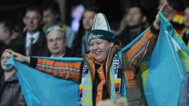 Qazaqstandıq futbol janküyerleri. (Körneki suret)