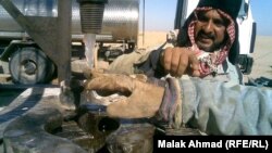 عمال يحفرون آبار مياه