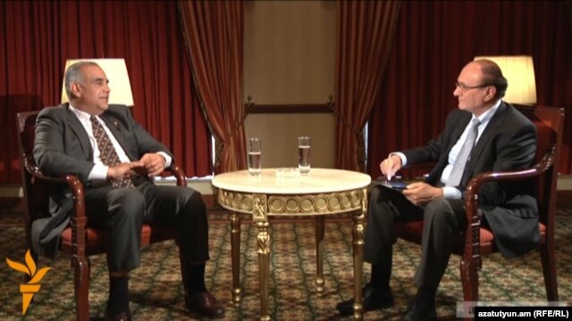 Armenia - Raffi Hovannisian, opposition candidate at the presidential election and former Foreign Minister, is interviewed by Harry Tamrazian, director of RFE/RL's Armenian Service, Yerevan, 28Jan2013