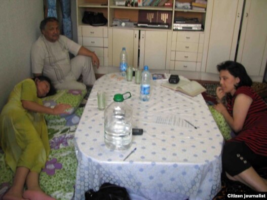 Uzbek TV journalists Malohat Eshonqulova (left) and Saodat Omonova during their hunger strike