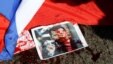 Парчами Русия ва акси Башор Асад дар зери пойи тазоҳуркунандагон дар Бейрути Лубнон. 5-уми феврали соли 2012.