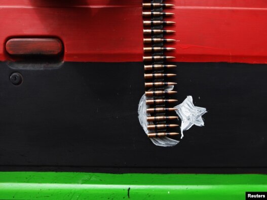 قطار فشنگ بر پس زمینه پرچم مخالفان قذافی، طراحی شده بر در یک خودرو
