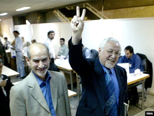 ابراهیم یزدی(راست)، دبیر کل در بازداشت نهضت آزادی ایران و محمد توسلی، عضو نهضت آزادی
