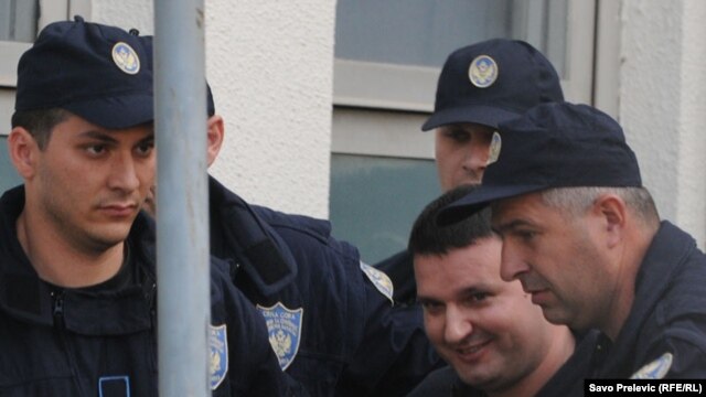 Duško Šarić u pratnji policije