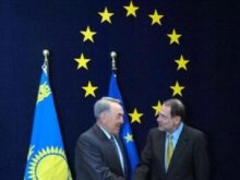 Belgium/EU -- Javier Solana (R) with Kazakh President Nursultan Nazarbaev at the Council of the EU in Brussels, 06Dec2006