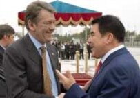 Turkmen President Saparmurat Niyazov (right) with his Ukrainian counterpart, Viktor Yushchenko (file photo) (epa)