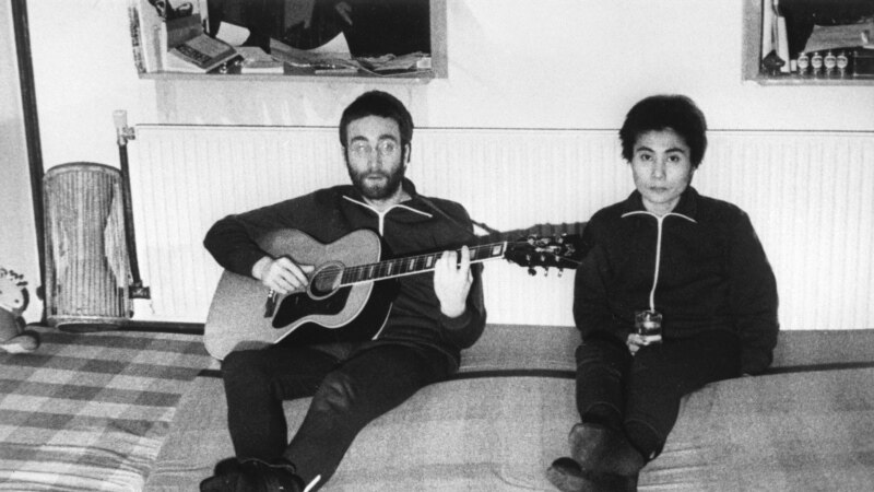 Гитару Джона Леннона продали на аукционе за 2,4 миллиона долларов