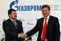 Gazprom's CEO Aleksei Miller (R) clinches the gas deal with the head of Naftohaz, Oleksiy Ivchenko, on 4 January (epa)