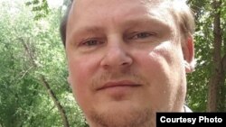 Павлодар қаласында тұратын журналист Александр Баранов. Facebook-тегі парақшасындағы сурет.