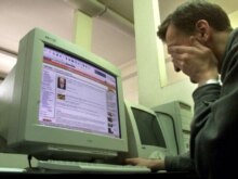 Belarus - An internet user in Minsk, 24Oct2003
