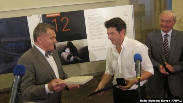 Damir Šagolj prime nagradu od gradonačelnika Praga Bohuslava Svobode, 13. septembar 2012.