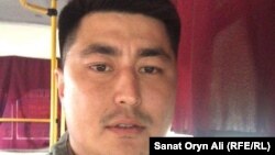 Репортер Азаттыка Санат Урналиев — в полицейском автобусе. Уральск, 21 мая 2016 года.