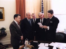 Джордж Шульц (второй слева) на встрече с президентом США Рональдом Рейганом