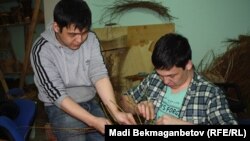 Работники мастерской Green TAL. Астана, 31 марта 2016 года.